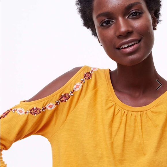 LOFT Tops - ❌CLEARANCE❌🎀NEW🎀LOFT Cold Shoulder Tee